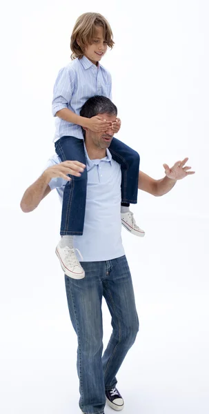 Ojciec daje syn piggyback jazdy z zamkniętymi oczami — Zdjęcie stockowe