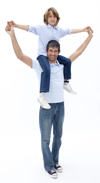 Otec dává synovi na záda — Stock fotografie