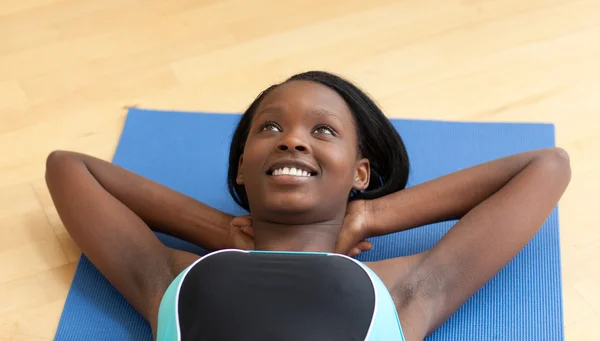 Happy woman in gym outfit excercising — Stock Photo, Image