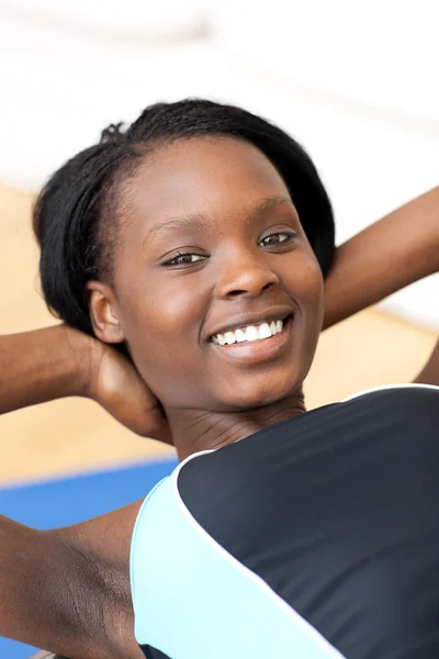 Smiling woman in gym clothes excercising — Stock Photo, Image