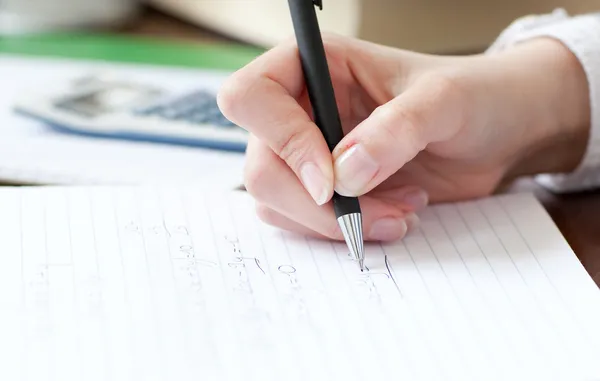 Close-up de uma estudante fazendo seu dever de casa — Fotografia de Stock