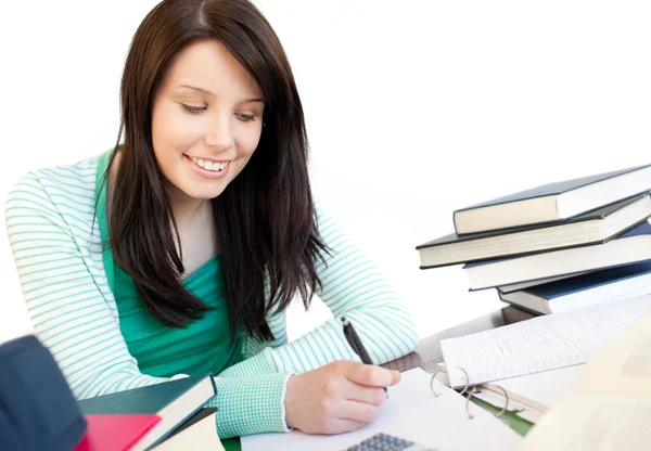 Lachende tiener meisje studeren op een bureau — Stockfoto