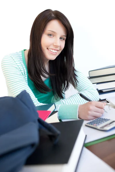 Šťastné dospívající dívka studuje na stůl — Stock fotografie