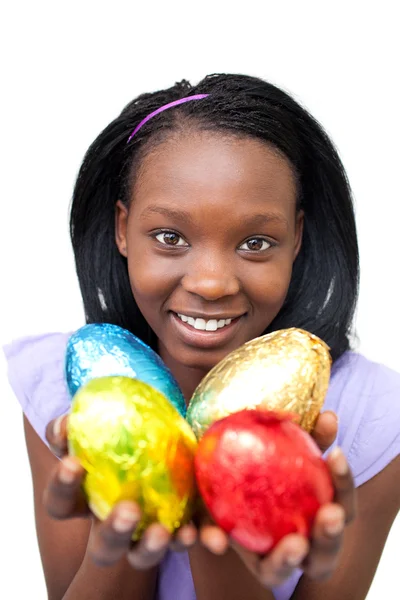 Atractiva mujer sosteniendo coloridos huevos de Pascua —  Fotos de Stock