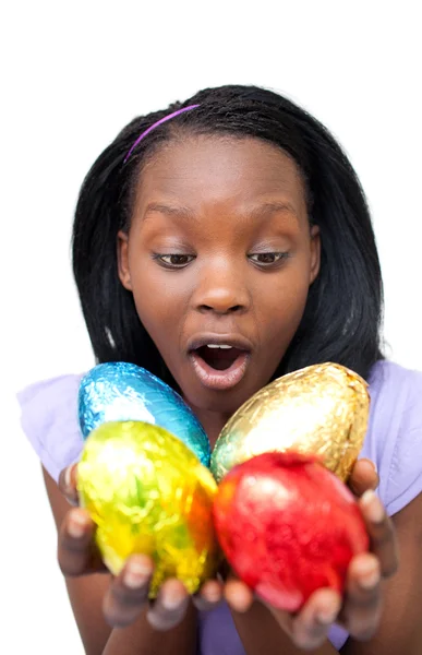Joyeuse femme tenant des œufs de Pâques colorés — Photo