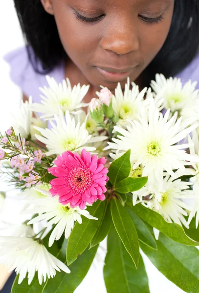 Çiçek kokulu bir kadının yakın çekim — Stok fotoğraf