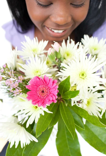 Primo piano di una donna sorridente che regge dei fiori — Foto Stock