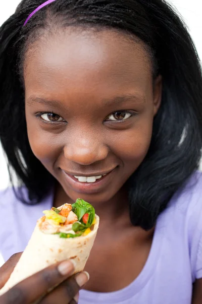 Encantadora jovencita comiendo una envoltura — Foto de Stock