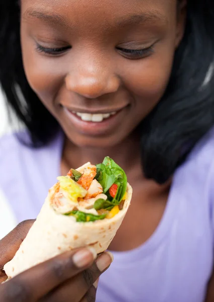 stock image Afro-american young woman eating a wrap