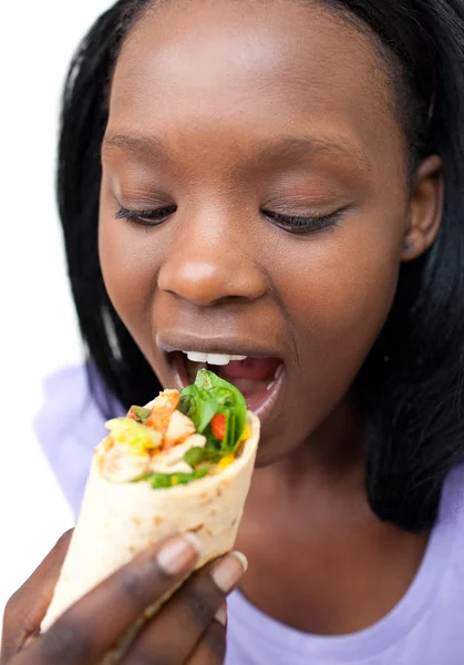 ラップを食べるアフリカ系アメリカ人の女性 — ストック写真