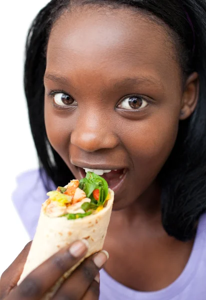 Młoda kobieta jedzenie wrap — Zdjęcie stockowe