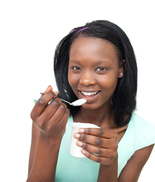 Εύθυμη νεαρή γυναίκα τρώει ένα γιαούρτι — Φωτογραφία Αρχείου