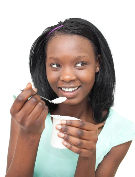 Ευτυχής νεαρή γυναίκα τρώει ένα γιαούρτι — Φωτογραφία Αρχείου