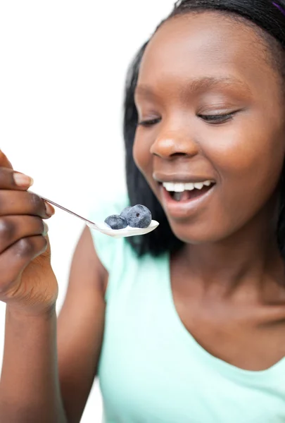 Afro-American kvinna äta en yoghurt med blåbär — Stockfoto