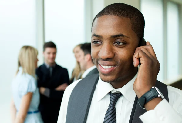 Афроамериканский бизнесмен на телефоне в офисе — стоковое фото