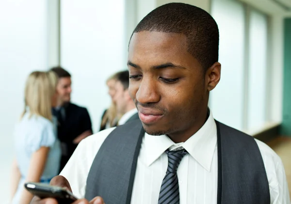 Афроамериканець бізнесмен текстові повідомлення в офіс — стокове фото