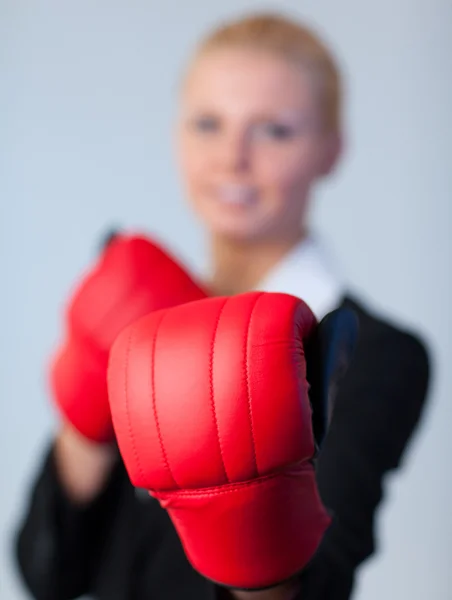 Счастливая деловая женщина в боксёрских перчатках — стоковое фото