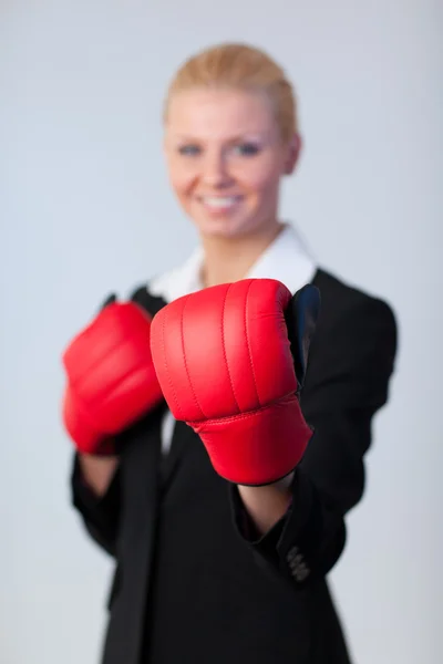 행복 한 비즈니스 여자 권투 장갑 — 스톡 사진