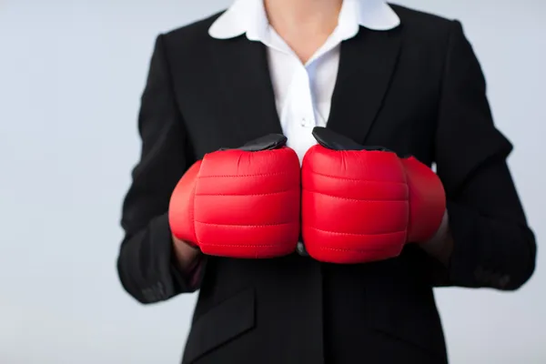 Geschäftsfrau mit Boxhandschuhen an — Stockfoto