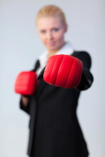 Kobieta pokazano Rękawice bokserskie do kamery — Zdjęcie stockowe