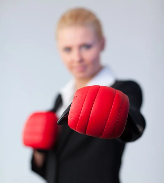 Женщина показывает боксерскую перчатку на камеру — стоковое фото