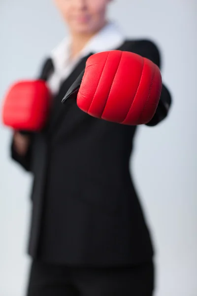 Mujer mostrando guante de boxeo a la cámara —  Fotos de Stock