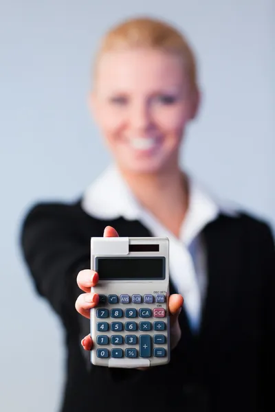 Mujer de negocios sosteniendo calculadora —  Fotos de Stock