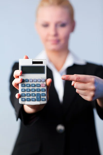 Mulher de negócios com uma calculadora — Fotografia de Stock