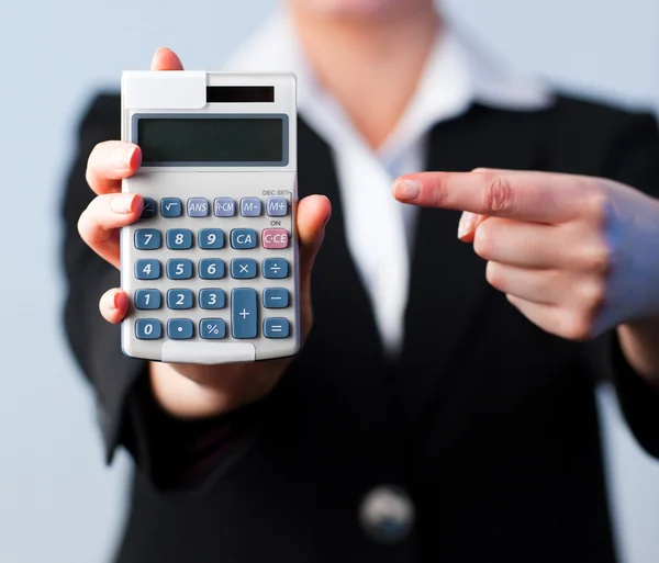 Kobieta biznesu z kalkulatorem — Zdjęcie stockowe