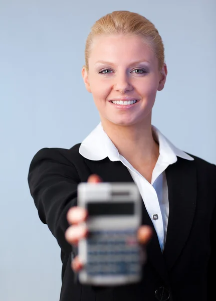 Affärskvinna som håller upp en miniräknare — Stockfoto