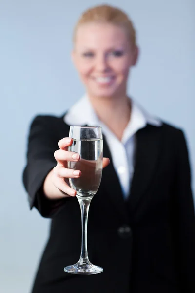 Biznes kobieta trzyma kieliszek szampana — Zdjęcie stockowe