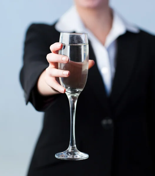 Mujer de negocios sosteniendo una copa de champán —  Fotos de Stock
