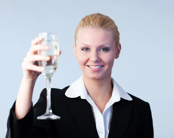 Obchodní žena drží sklenku šampaňského — Stock fotografie