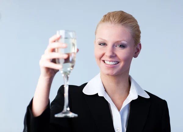 Üzletasszony egy pezsgő pohár tartó — Stock Fotó