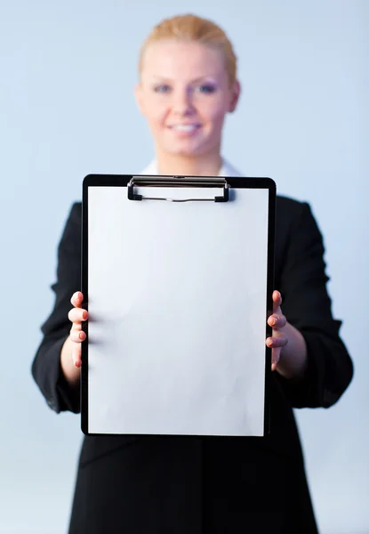 Businesswoman holding a clipboard — Stock Photo, Image