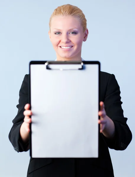 Vrouw met een Klembord — Stockfoto