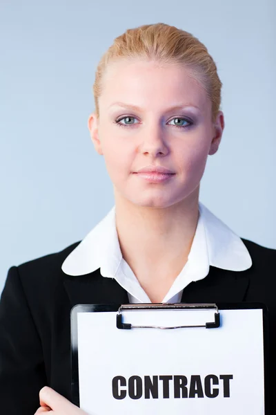 Mujer sosteniendo un contrato en un portapapeles —  Fotos de Stock