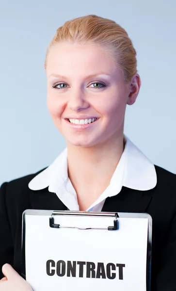 Vrouw met een contract op een Klembord — Stockfoto