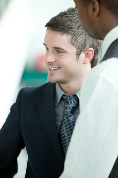 Hombres de negocios hablando en una oficina — Foto de Stock