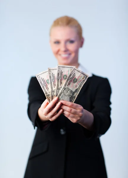 Femme d'affaires tenant jusqu'à dollars — Photo