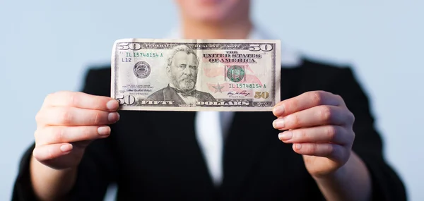 Affärskvinna som håller upp dollar — Stockfoto