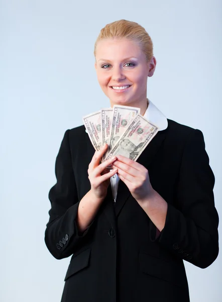 Деловая женщина держит доллары перед камерой — стоковое фото