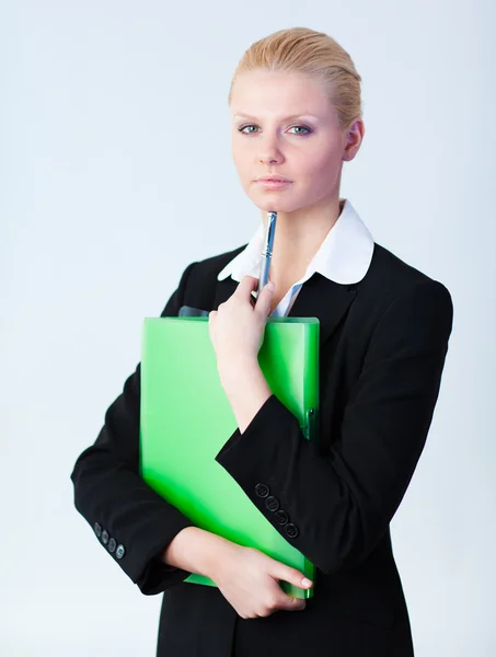 Kobieta stoi trzymając folder — Zdjęcie stockowe