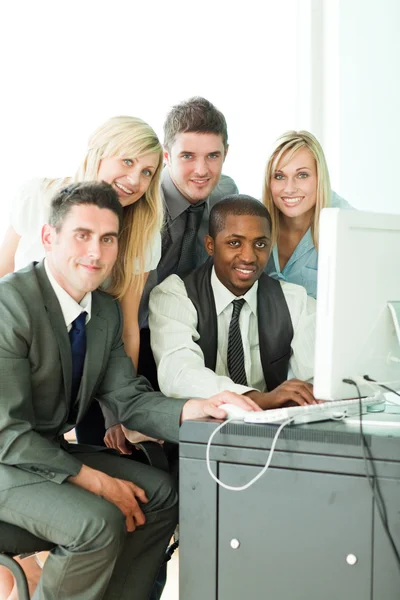 Lachende internationale zakelijke team dat werkt in office — Stockfoto