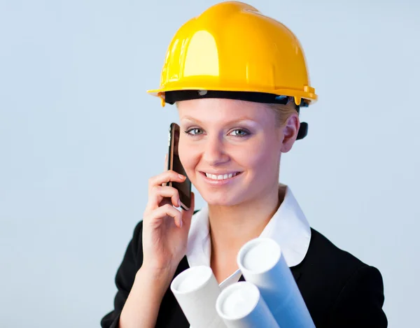 Ženský inženýr na telefonu — Stock fotografie