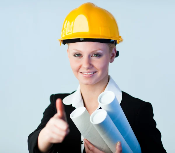 Vrouwelijke constrcution werknemer met blauwdrukken — Stockfoto