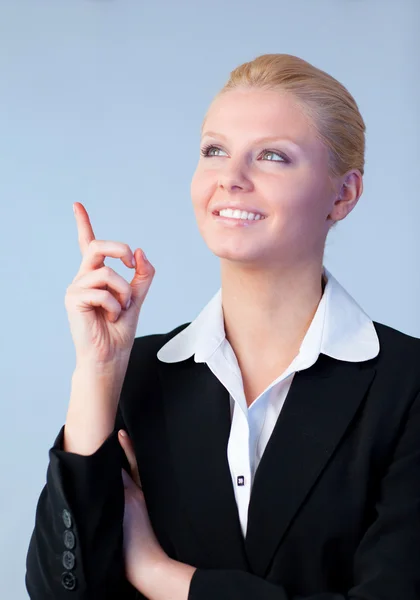 Glad affärskvinna pekar uppåt — Stockfoto