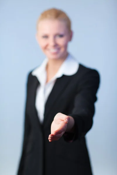 Kvinna erbjuder ett handslag — Stockfoto
