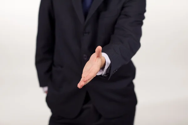 Geschäftsmann zeigt Handschlag in die Kamera — Stockfoto