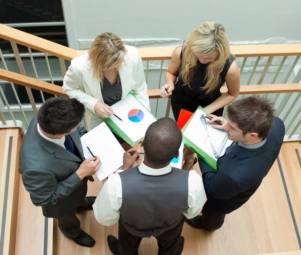 Equipe de negócios tendo uma reunião nas escadas — Fotografia de Stock